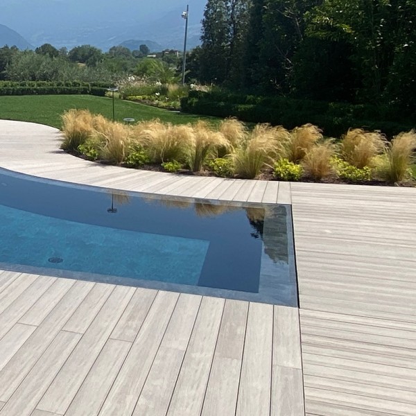 Pavimentazione Piscina con Listoni WPC Decking Cover Sabbia