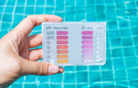 Come trattare l'acqua della piscina: metodi fisici e chimici
