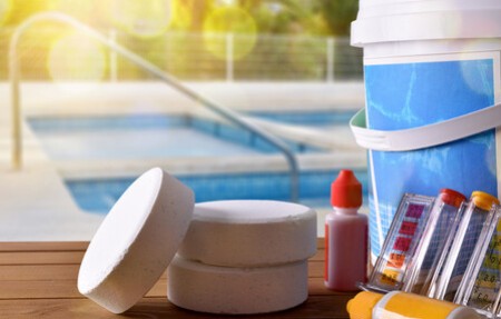 Trattamento chimico piscina: cloro e antialghe