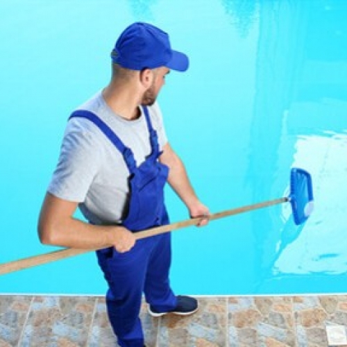 Pulizia piscina: fondamenti e strumenti da conoscere 